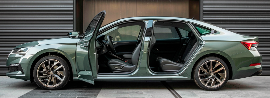 Як зняти та розібрати обшивку дверей на Skoda Octavia Tour